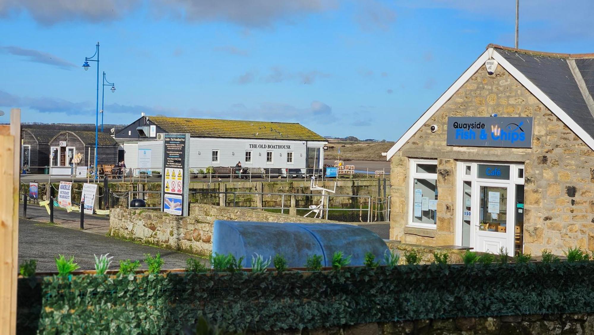 Amble Harbour Retreats Hotel Стая снимка