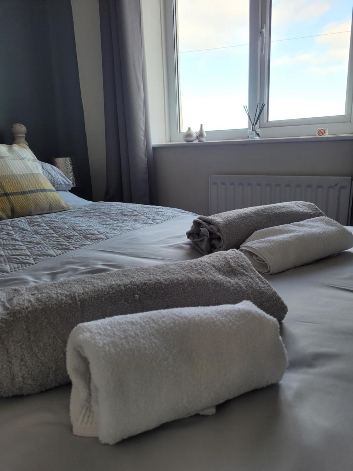 Amble Harbour Retreats Hotel Стая снимка
