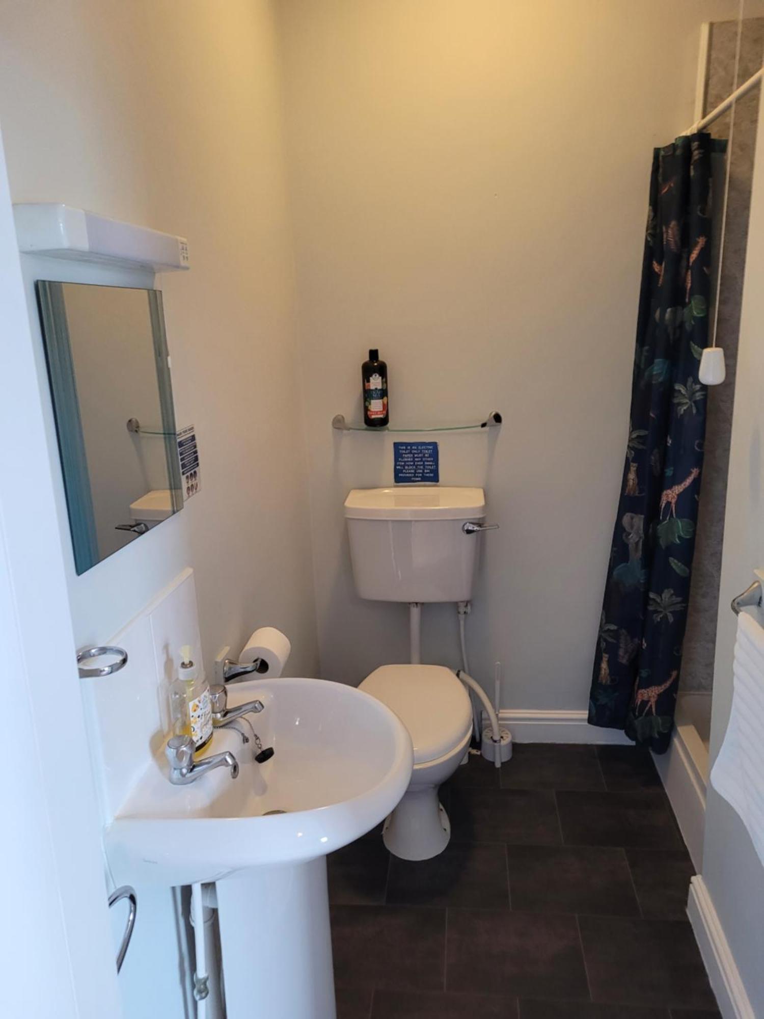 Amble Harbour Retreats Hotel Стая снимка